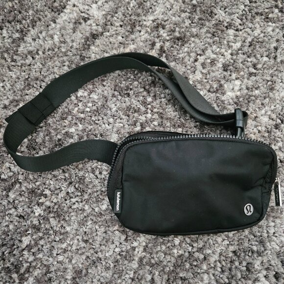 Used Lululemon Everywhere Crossbody Belt Bag 1L - Black - Picture 3 of 5